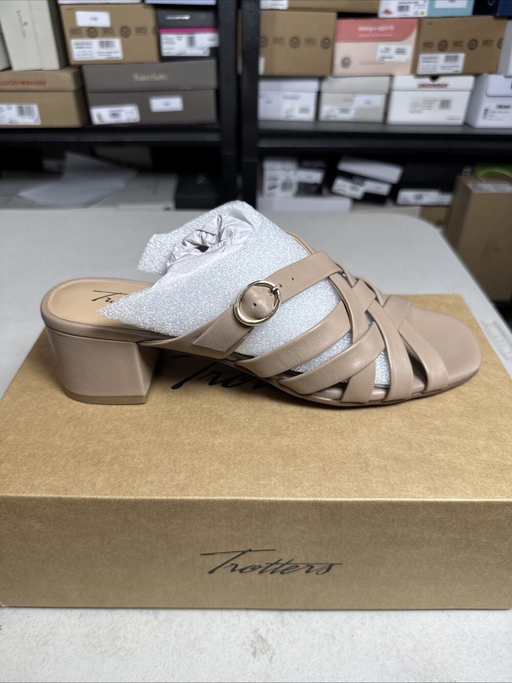 Women's 10 Trotters Women's Lauri Sandal Taupe